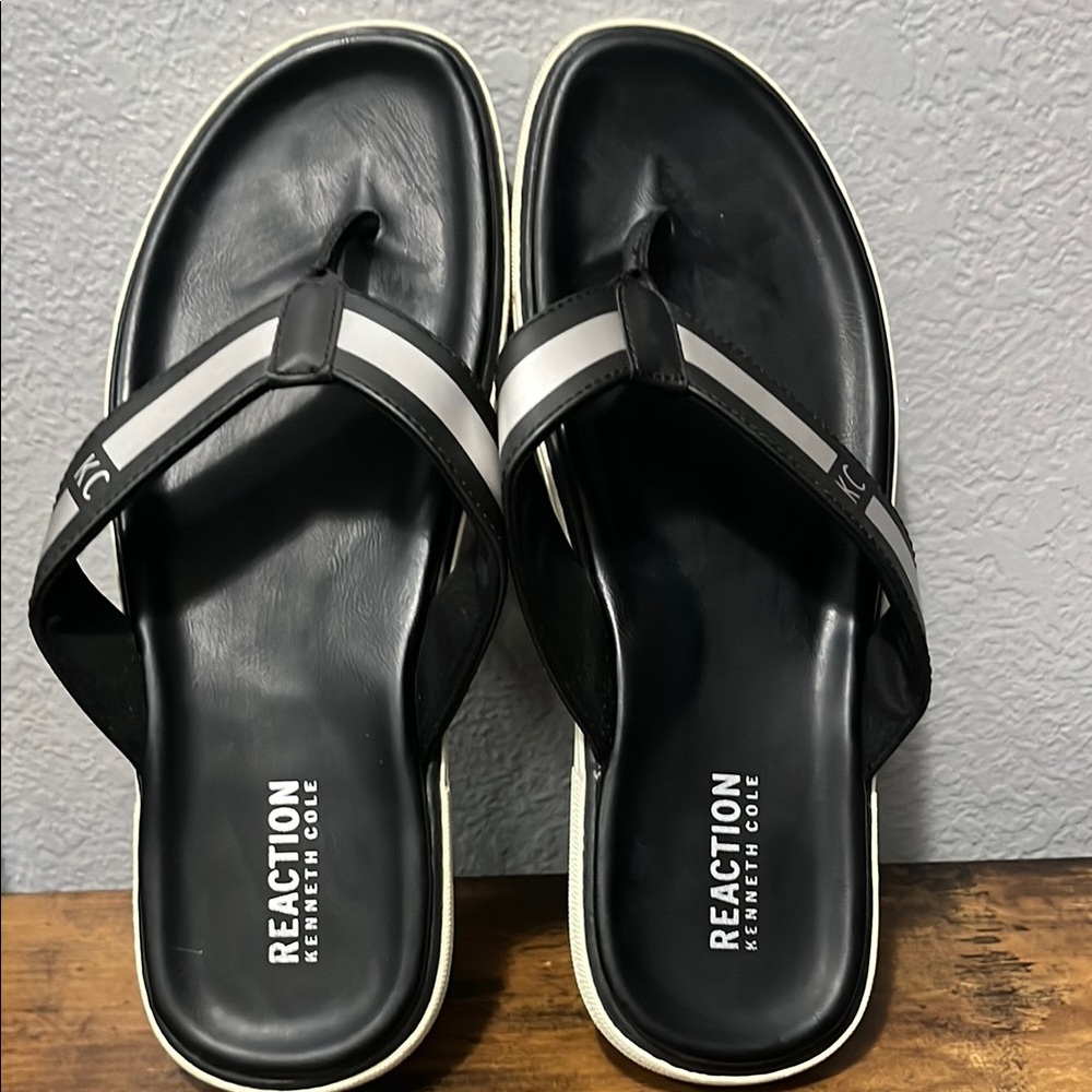 Kenneth Cole Reaction Black Flip Flops NWOT